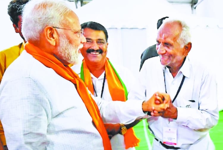 Lok sabha elections 2019, When PM Modi recognized the old worker in a crowd