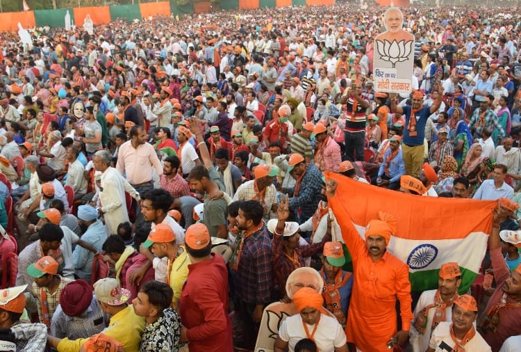 Lok sabha elections 2019, When PM Modi recognized the old worker in a crowd