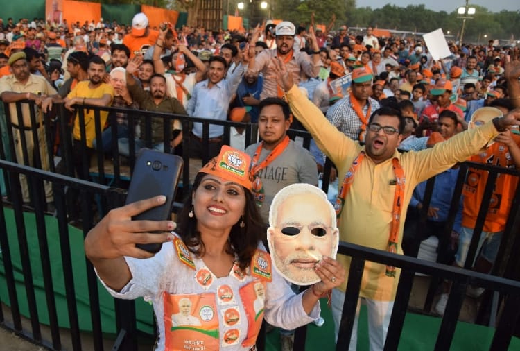 Lok sabha elections 2019, When PM Modi recognized the old worker in a crowd