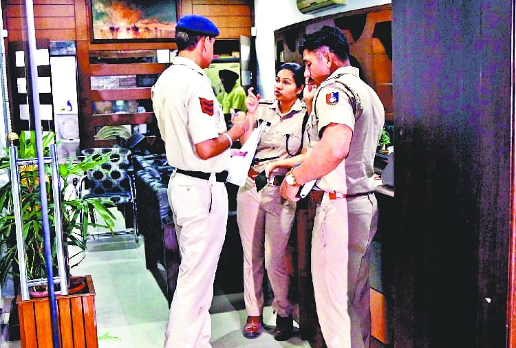 Loot in diamond showroom by making jewelers hostage in Chandigarh