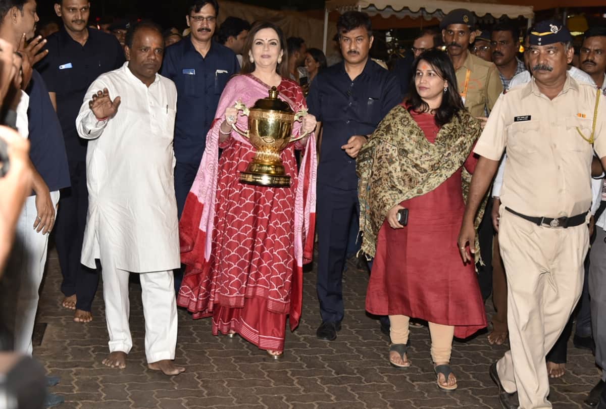 Nita Ambani visits Siddhivinayak temple with Mumbai Indians IPL Trophy