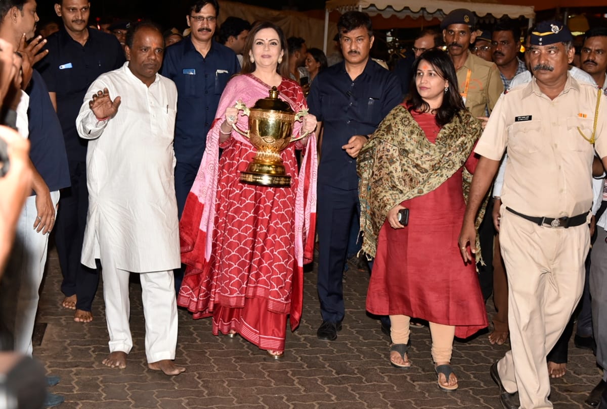 Nita Ambani visits Siddhivinayak temple with Mumbai Indians IPL Trophy