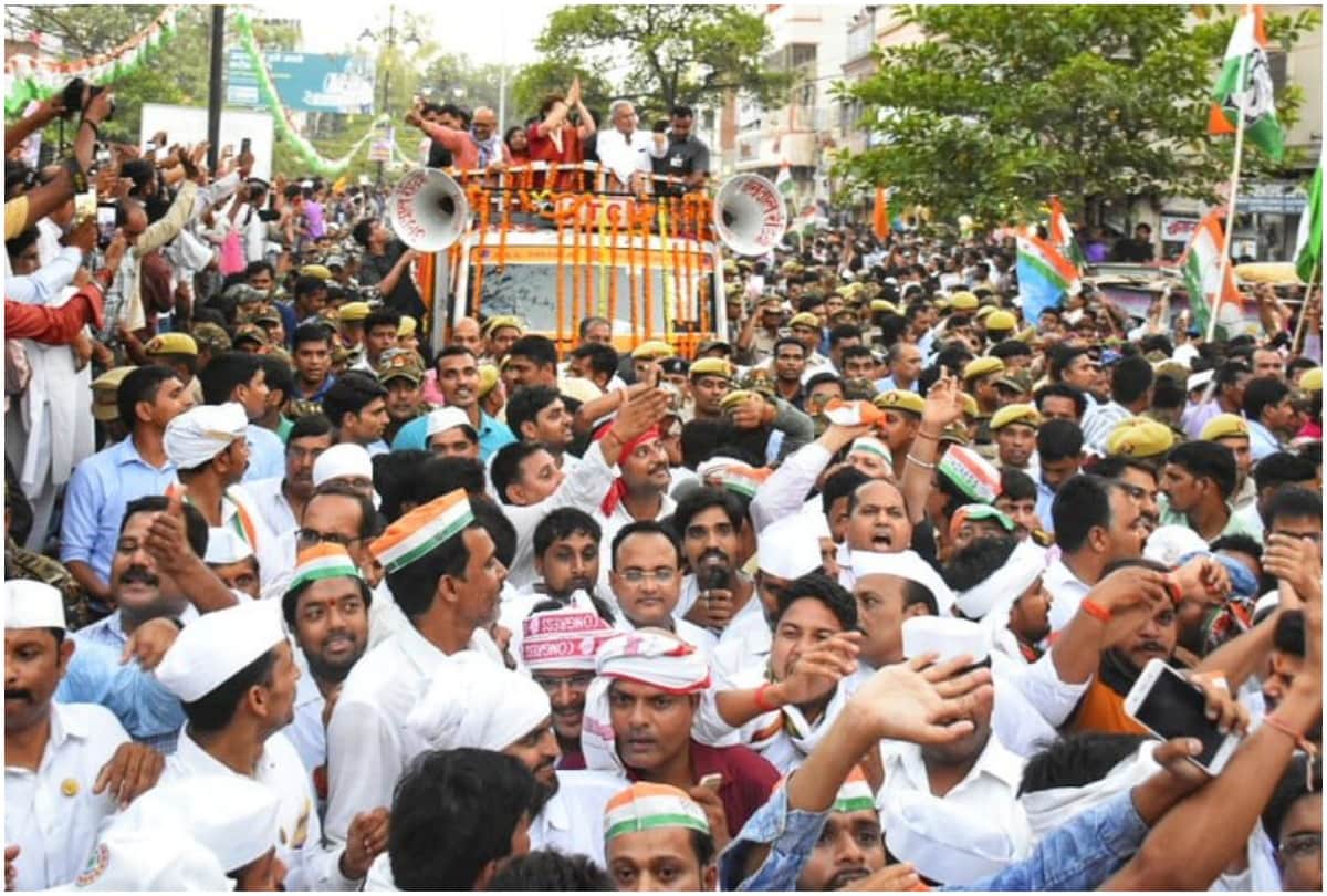 Lok Sabha Chunav 2019: Priyanka Gandhi holds a roadshow in Varanasi