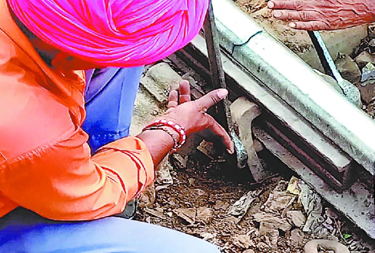 lucknow-gorakhpur intercity express escaped from accident