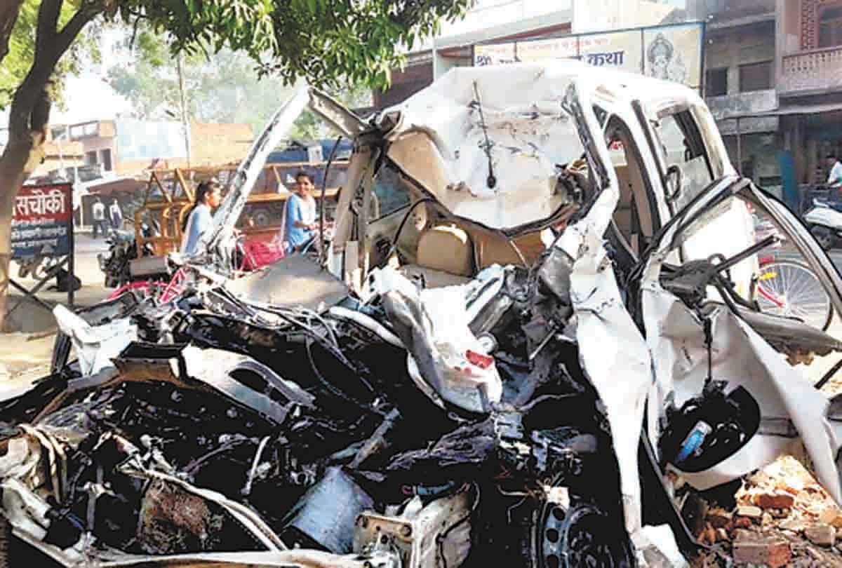 Pratapgarh: A truck collided with a car, four people dead