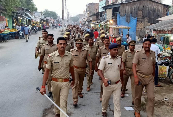 मार्च कर पुलिस ने मतदाताओं को दिया सुरक्षा का भरोसा