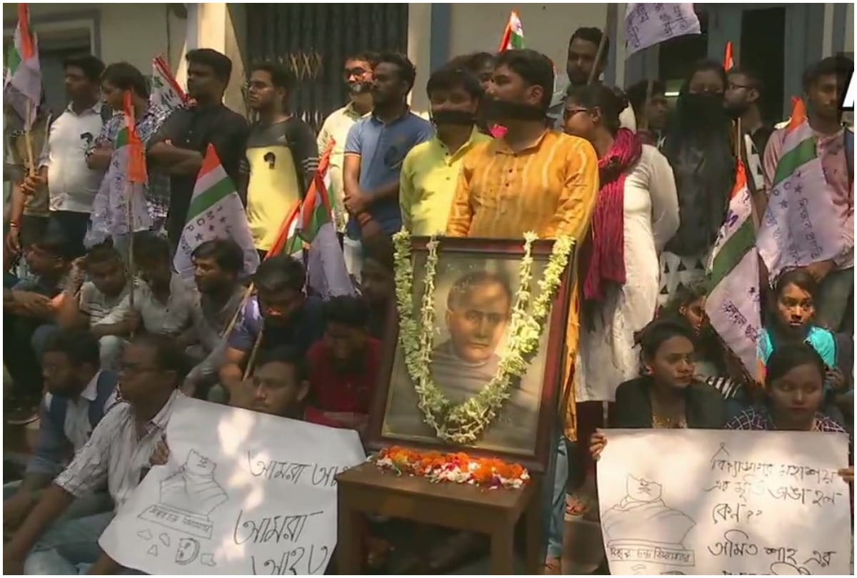 Lok Sabha Chunav 2019:CPM,TMC protest against the vandalisation of Ishwar Chandra Vidyasagar statue
