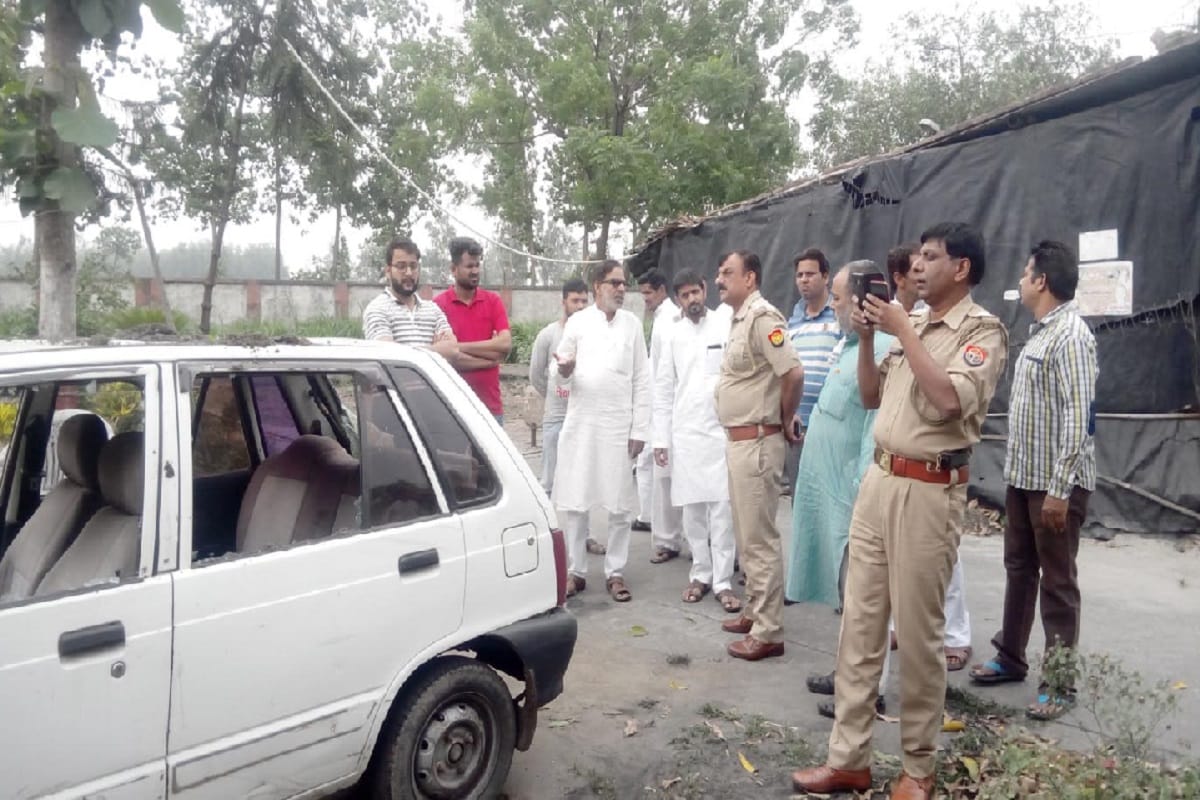 Youths attacked on mill employee and broken of car in Muzaffarnagar