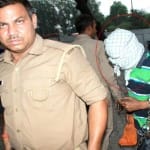 आरोपी विमलचंद को उसकी कोठी पर लेकर पहुंची पुलिस