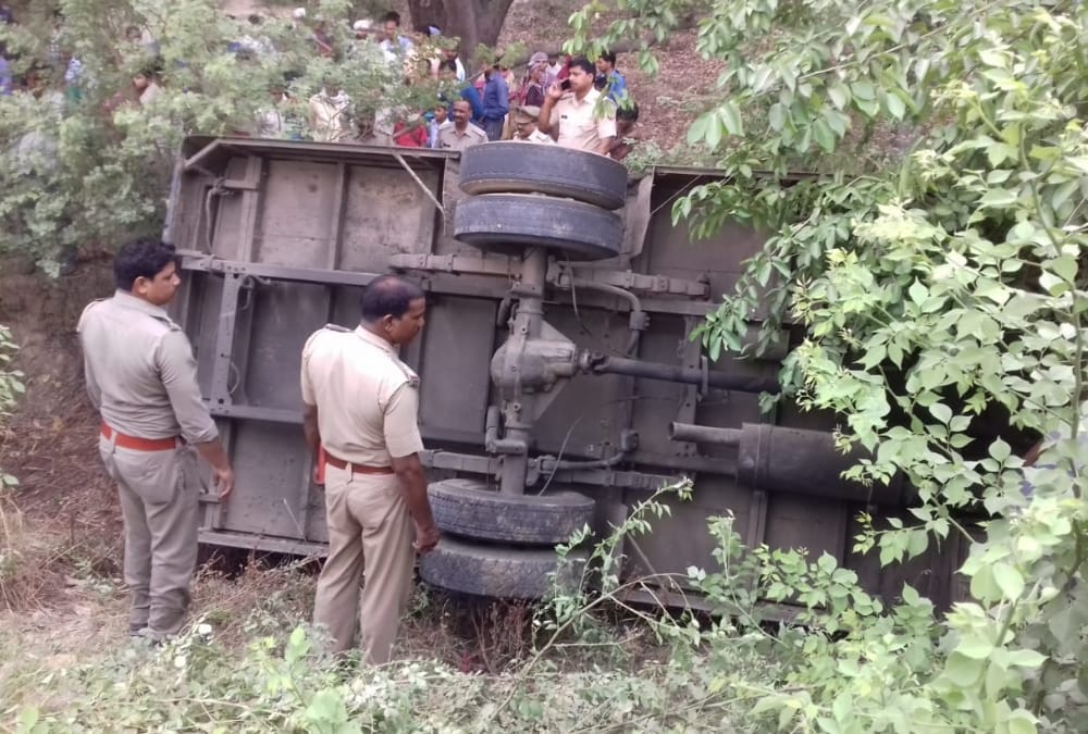 25 injured when a bus falls down in a pit in Barabanki.