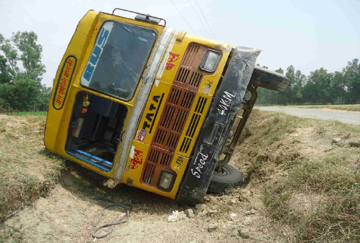 School bus overturned in canal, ten children injured, driver detained
