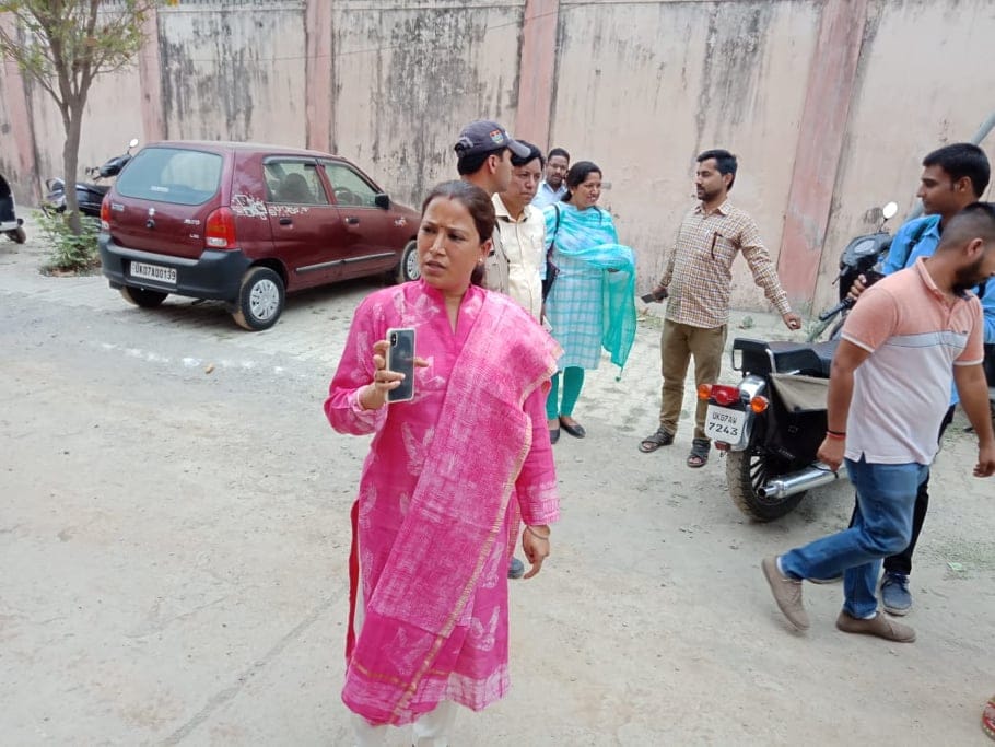 Bjp Minister rekha arya reached balika niketan after minor girl death
