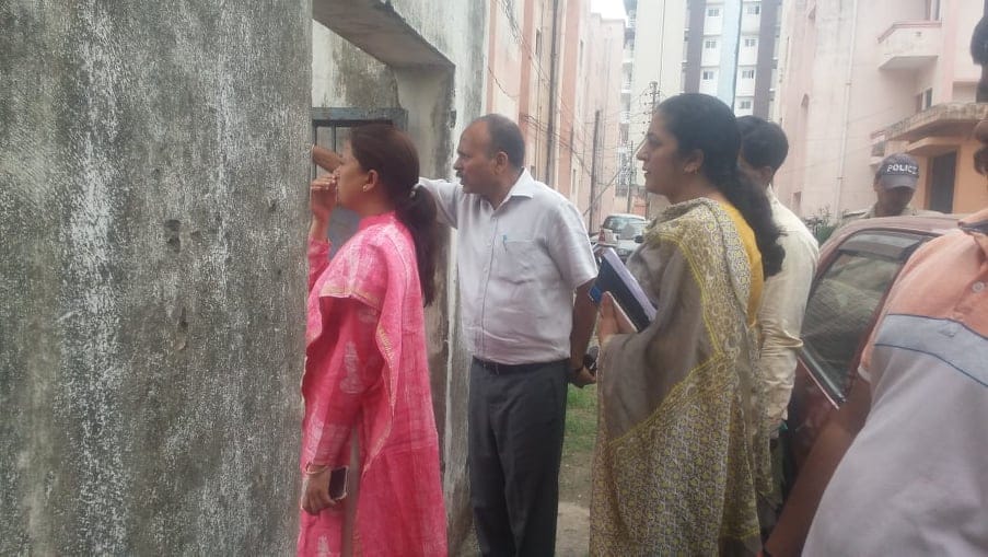 Bjp Minister rekha arya reached balika niketan after minor girl death