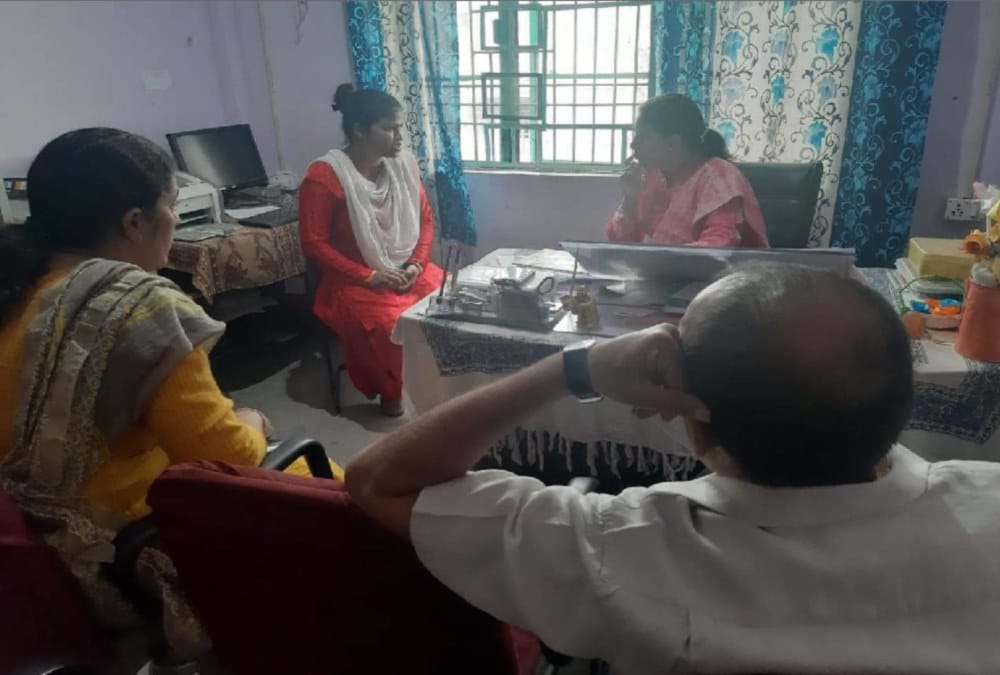 Bjp Minister rekha arya reached balika niketan after minor girl death