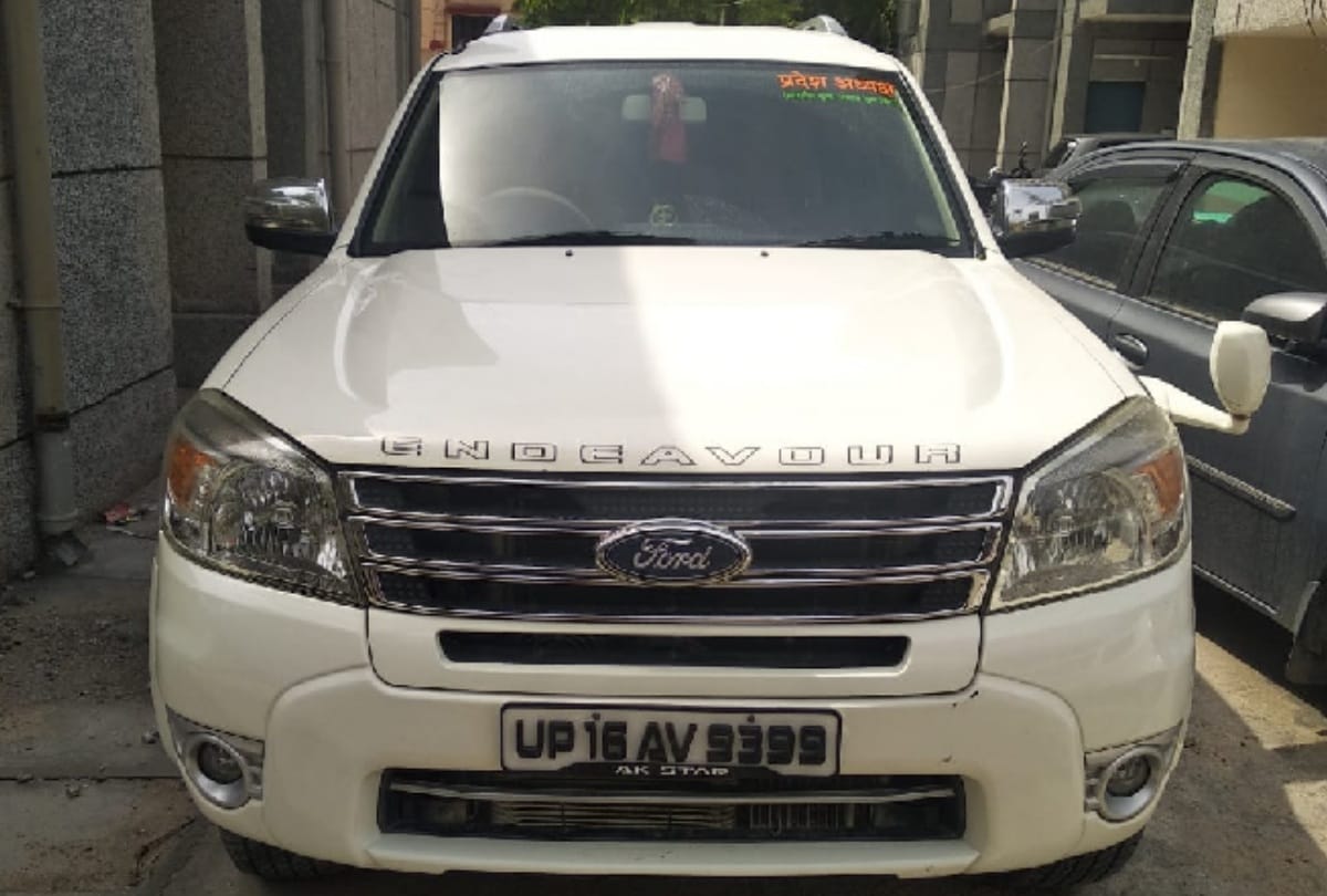 lok sabha elections 2019 man with party flag on car when stop by police try to crush them arrested