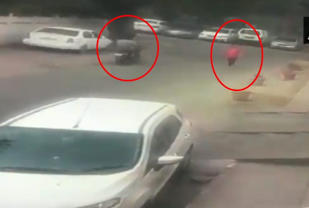 delhi woman chain snatched in inderpuri by bike borne assailants see video