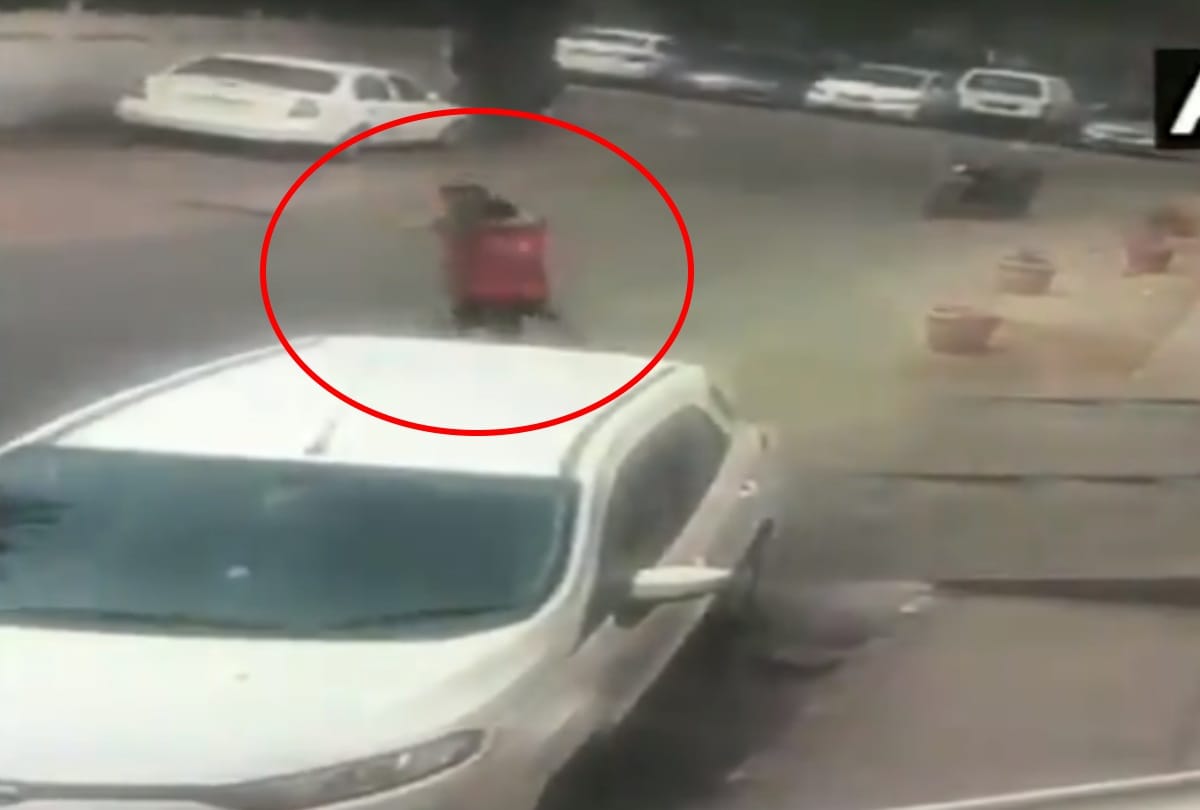 delhi woman chain snatched in inderpuri by bike borne assailants see video