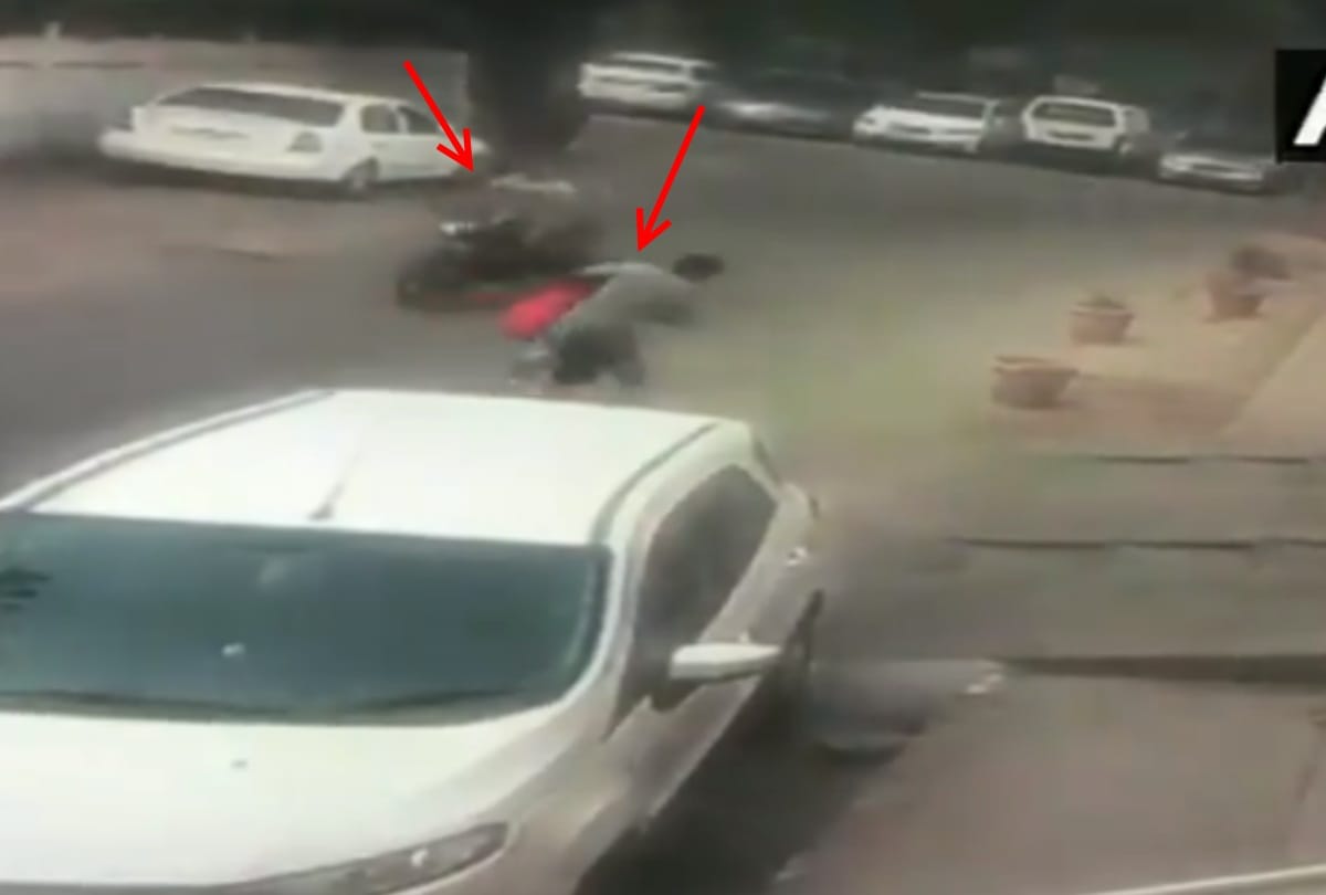 delhi woman chain snatched in inderpuri by bike borne assailants see video
