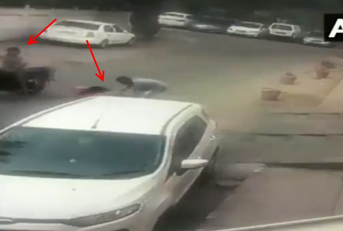 delhi woman chain snatched in inderpuri by bike borne assailants see video