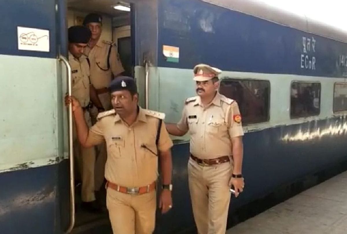 RPF GRP checking on Agra Cantt station after threatened tweets