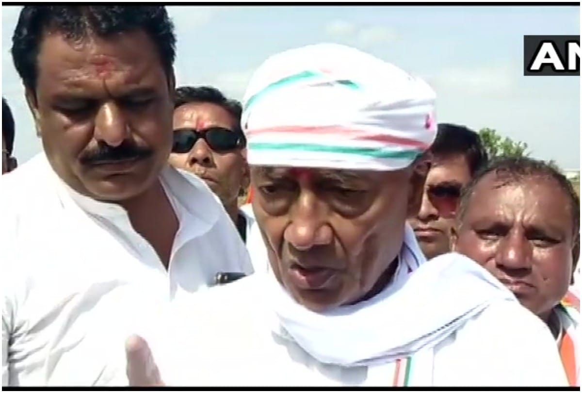 Lok Sabha Chunav 2019: Digvijaya Singh targets Modi and Amit Shah over Sadhvi's Godse remark