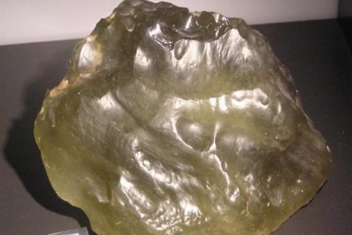 100 year old mystery of Egyptian desert glass finally solved
