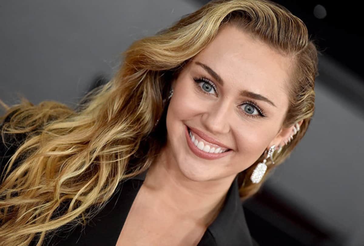 A Fan Forcibly Kiss Actress Singer Miley Cyrus video goes viral