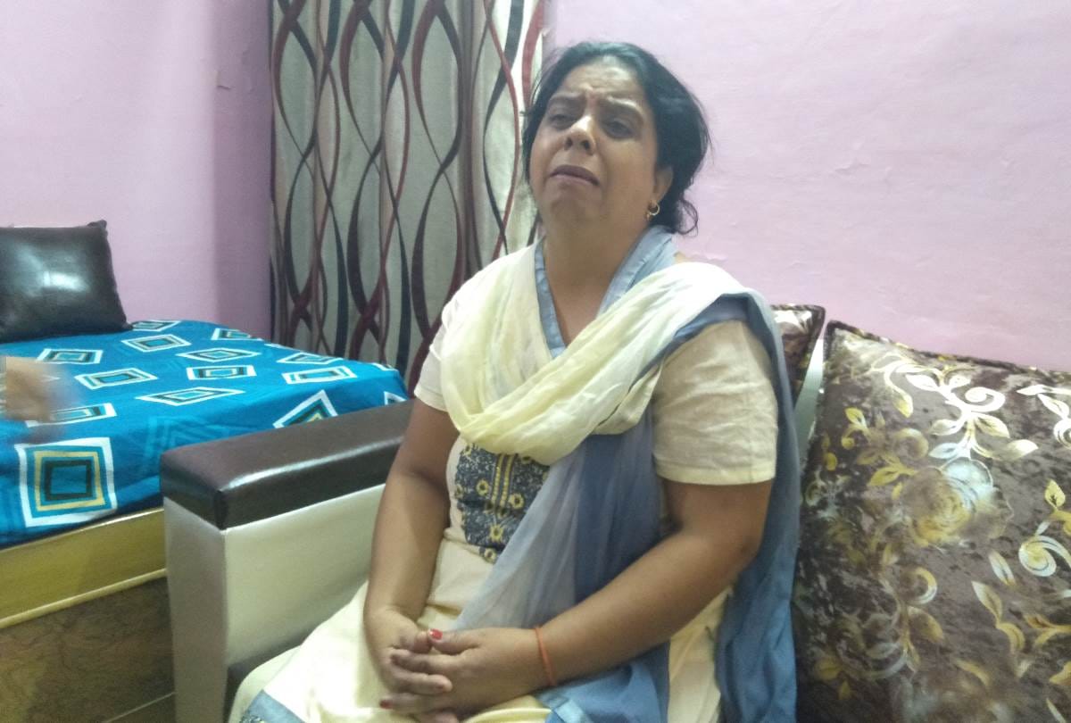 female teacher looted by criminals wearing police uniform in lucknow