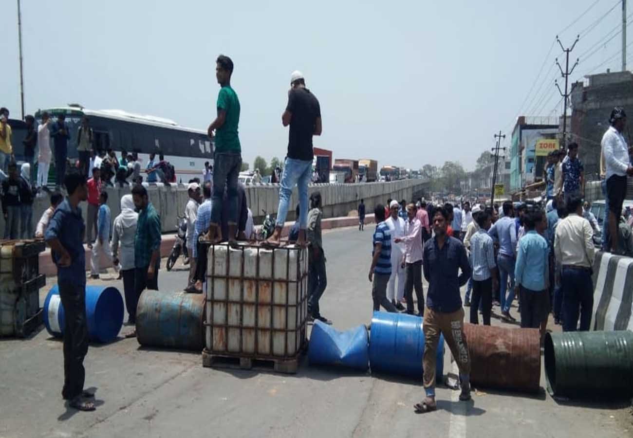 Tannery workers blocked Kanpur Lucknow Highway on power cut