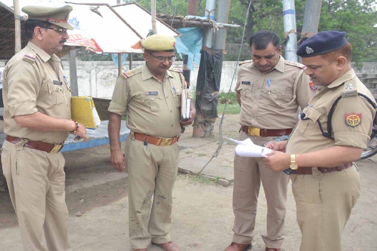 दो बैंककर्मी समेत तीन को पुलिस ने हिरासत में लिया
