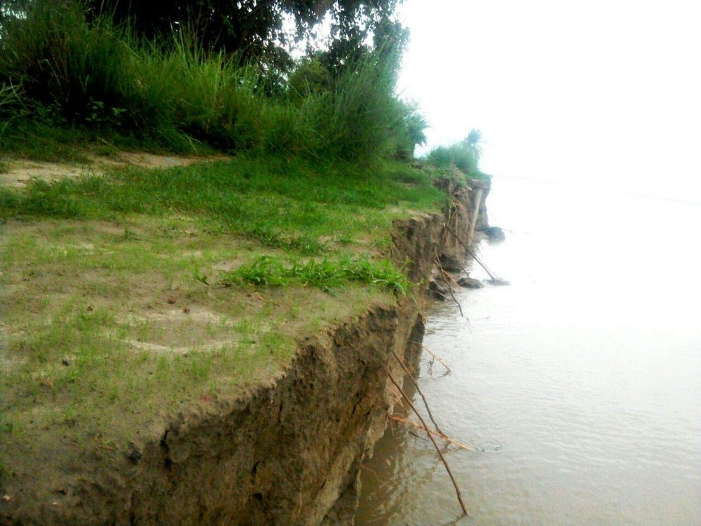 flood effected people are in difficulty