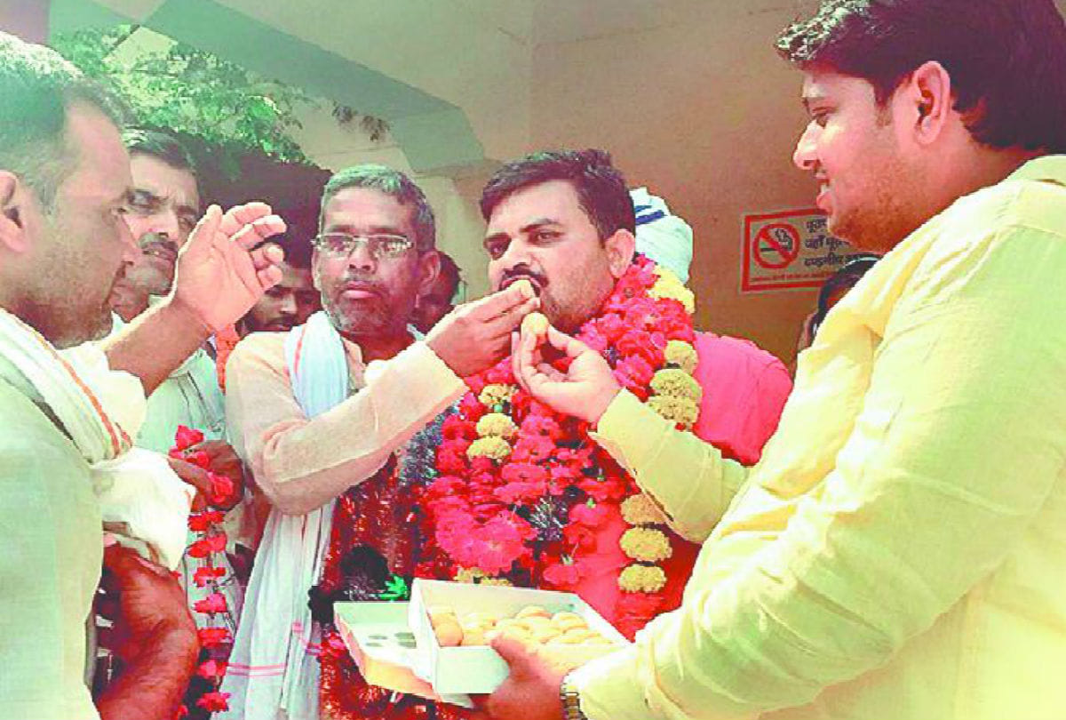 candidate got six votes extra in recounting of panchayat election in mainpuri