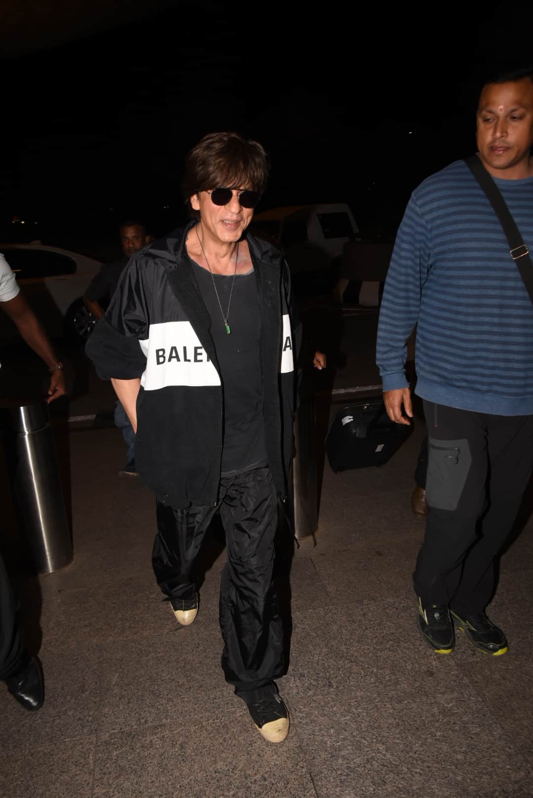 shahrukh khan left for New York at midnight for american show
