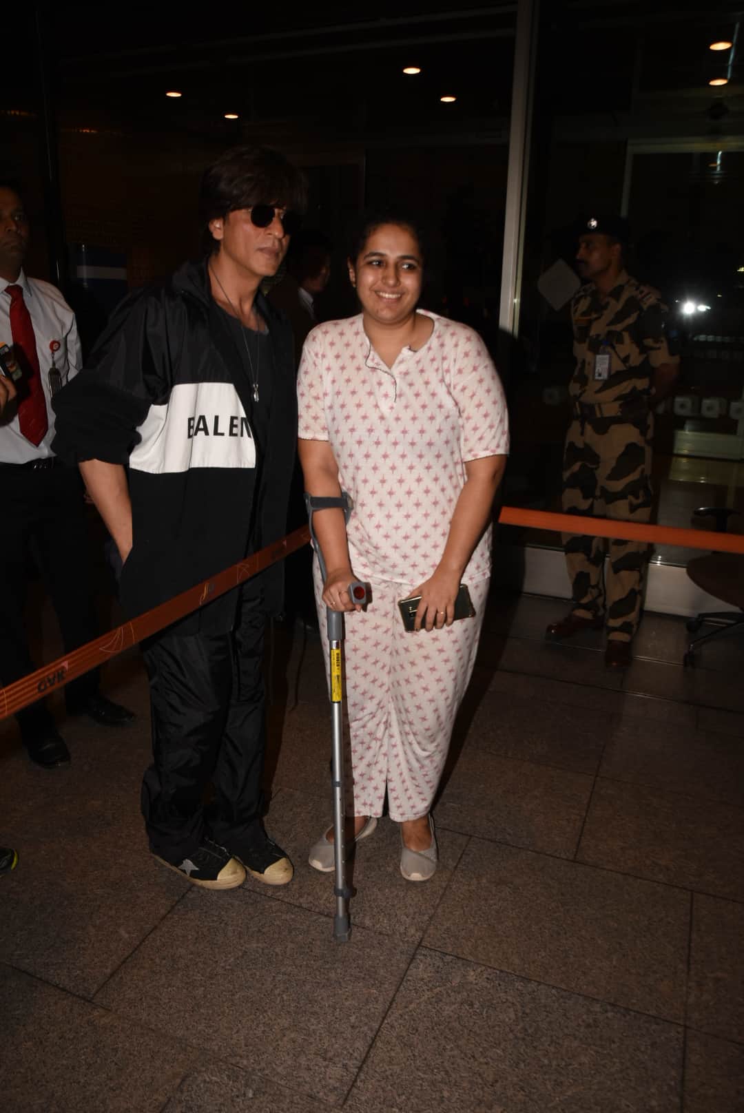 shahrukh khan left for New York at midnight for american show