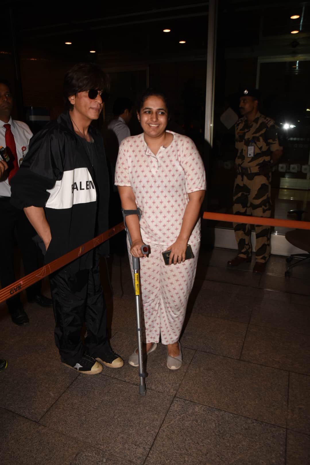shahrukh khan left for New York at midnight for american show