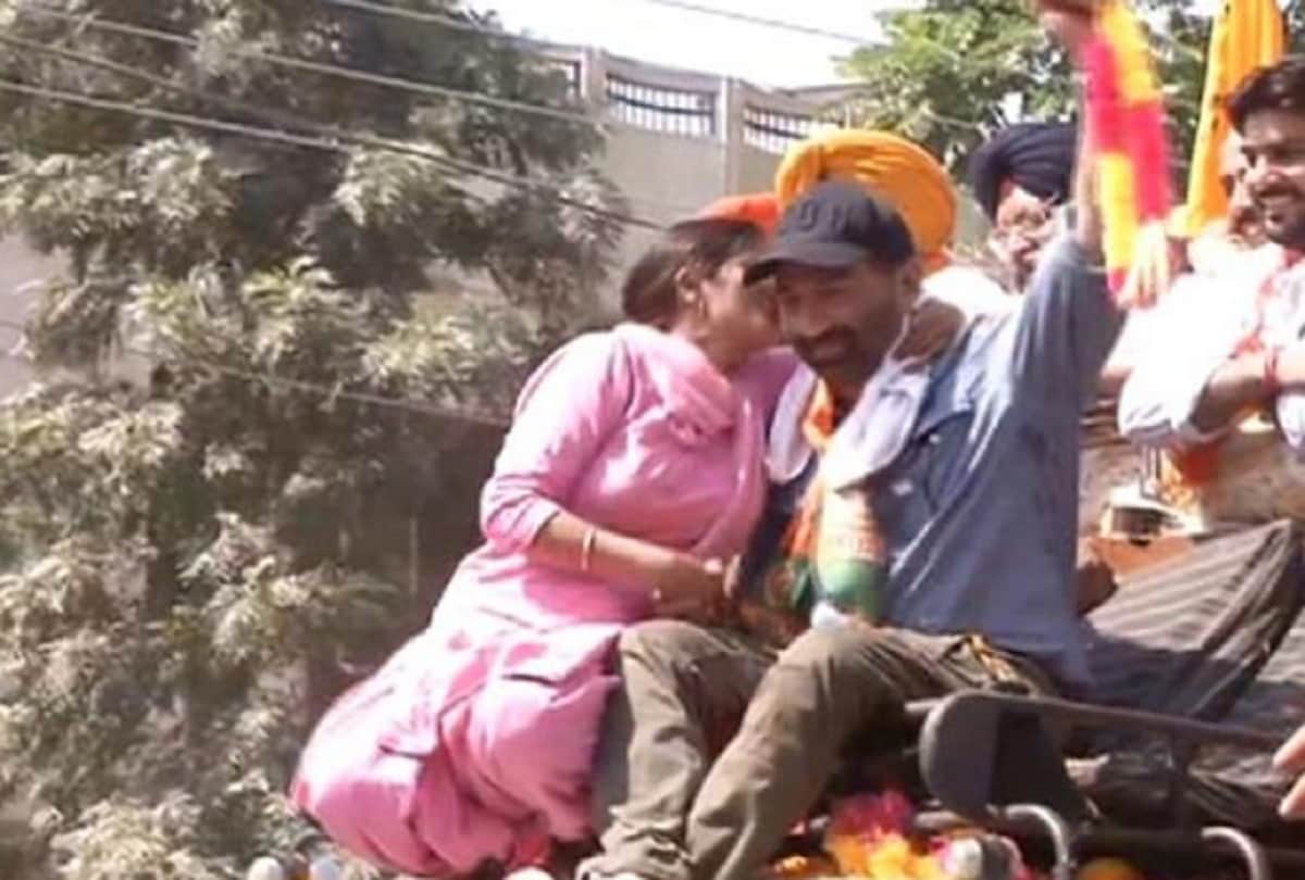 Sunny Deol first reaction on woman who kissed him during election campaigning