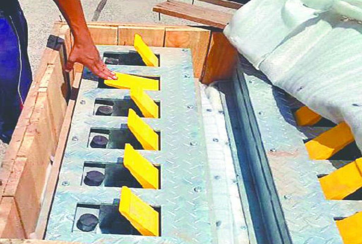 Traffic police got Tire Killer who will stop vehicles from wrong direction