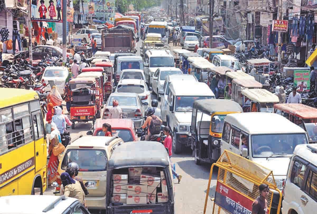 Furious jam on the bell-street intersection, people aged two and a half hours