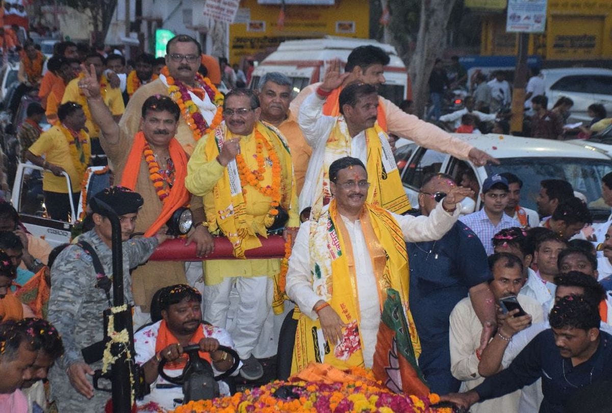 UP Deputy CM Dinesh Sharma fell during road show in agra