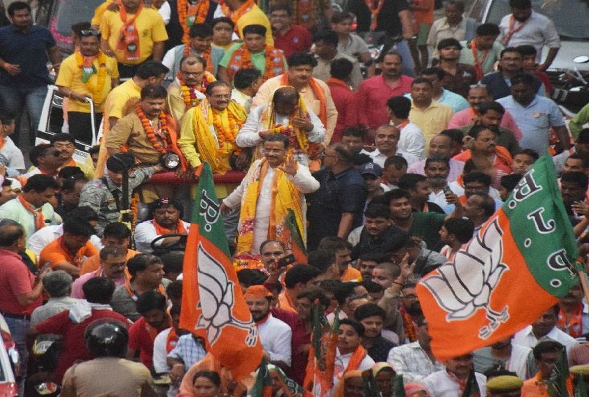 UP Deputy CM Dinesh Sharma fell during road show in agra