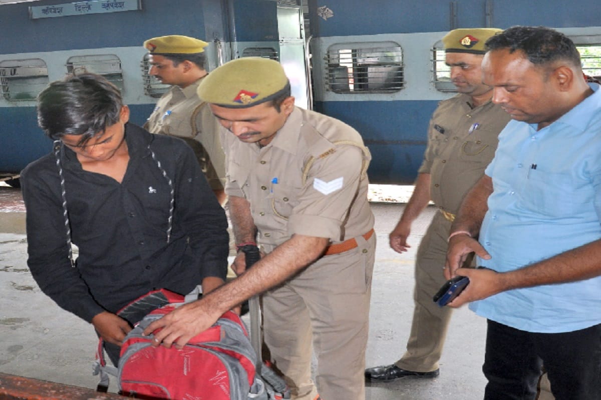 A secret case open of threatening to bomb blast in railway stations at Uttar Pradesh