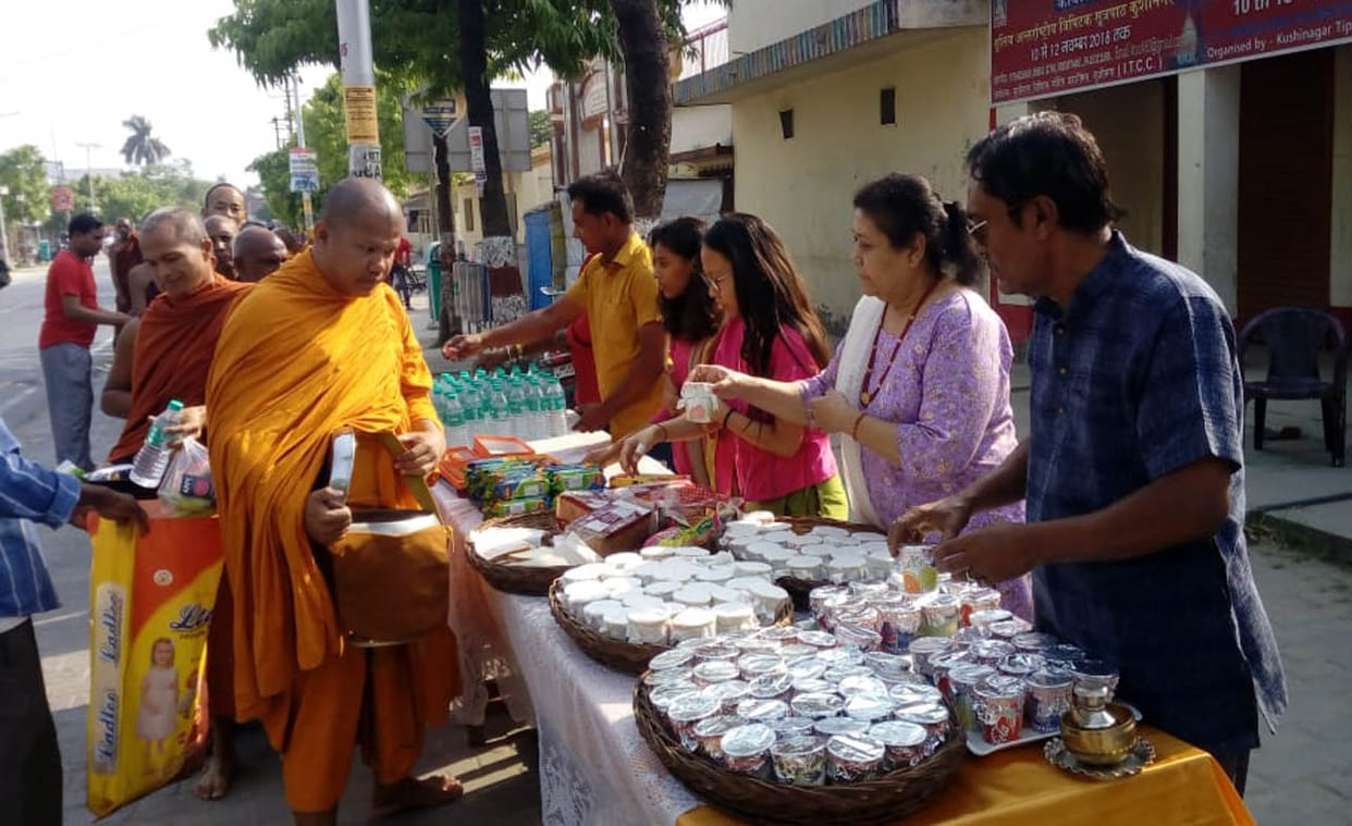 महापरिनिर्वाण मंदिर में बौद्ध भिक्षुओं ने की पूजा
