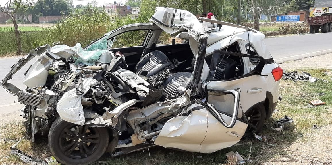 खड़े ट्रक में घुसी कार, चाचा-भतीजा समेत छह की मौत