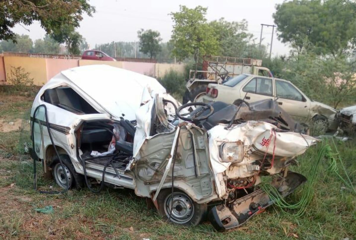 Truck and van collides each other in bulandshahr see photos of accident