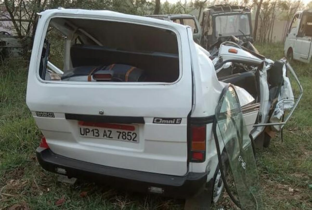 Truck and van collides each other in bulandshahr see photos of accident