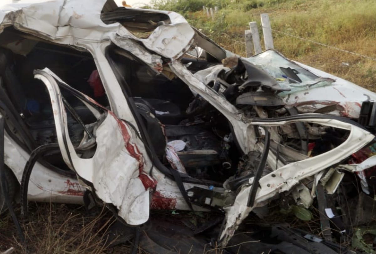 Truck and van collides each other in bulandshahr see photos of accident