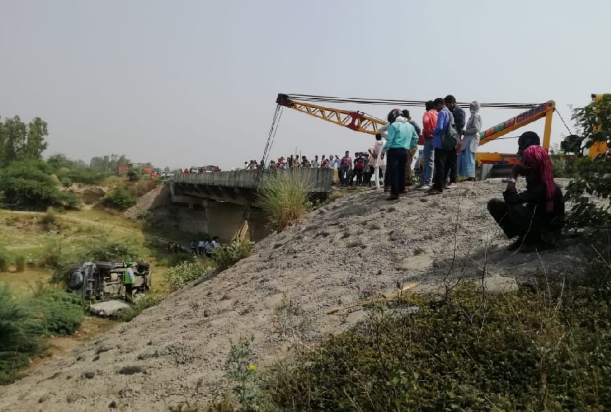 Car fall down into 25 foot deep ditch by collision with stone in Bareilly