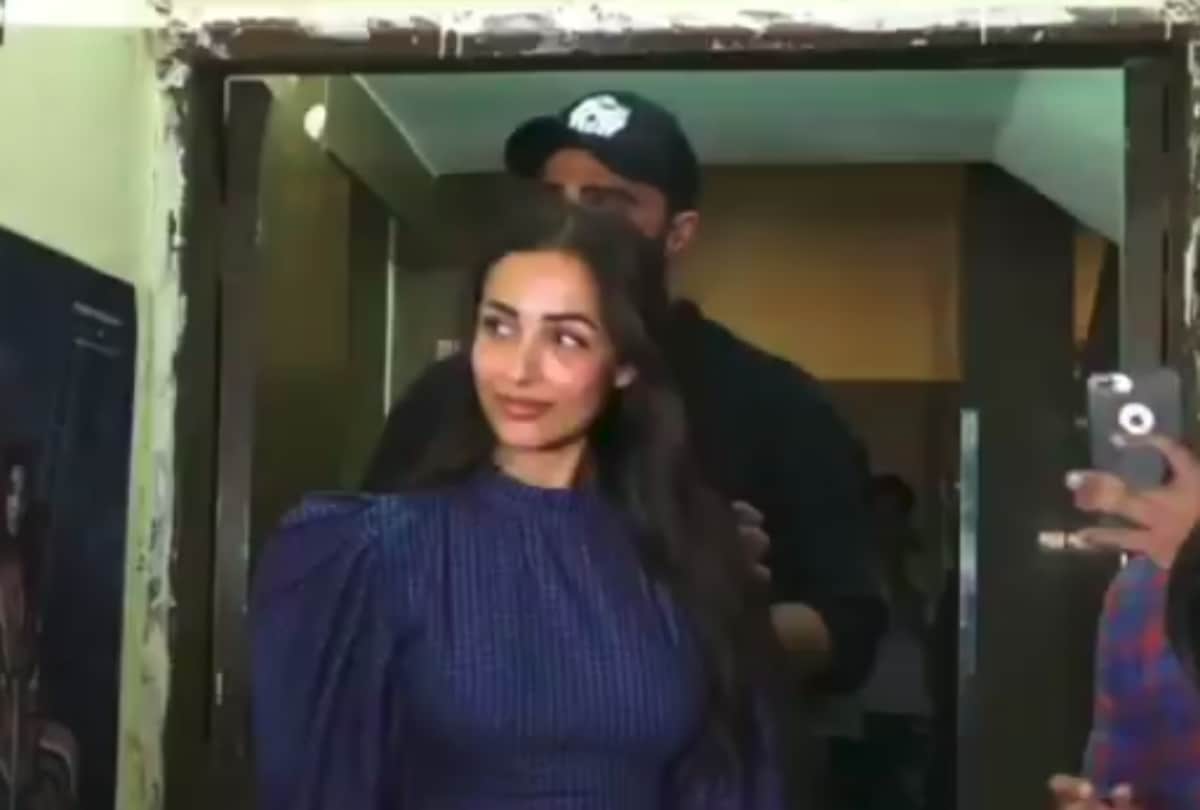 arjun kapoor protect to malaika arora during indias most wanted screening