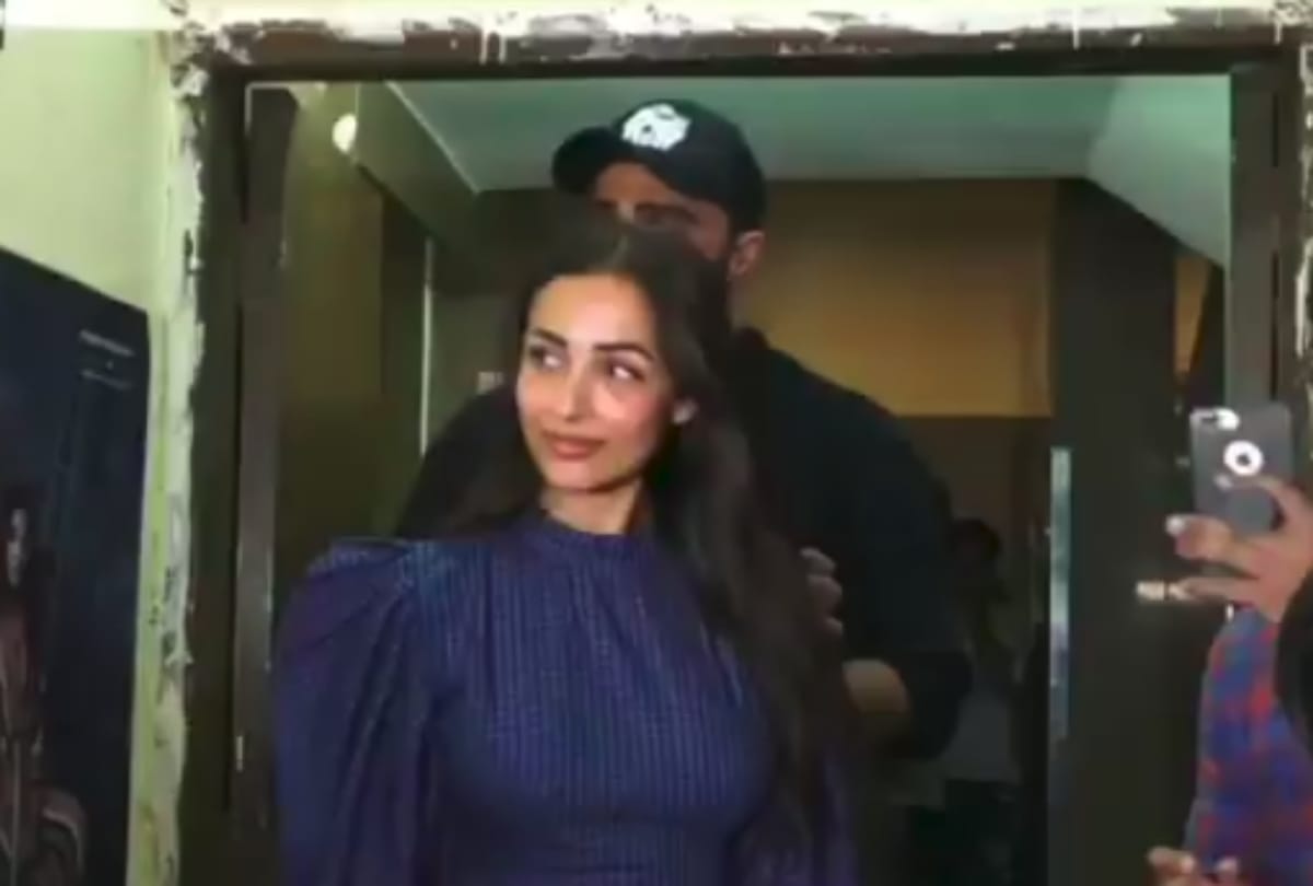 arjun kapoor protect to malaika arora during indias most wanted screening