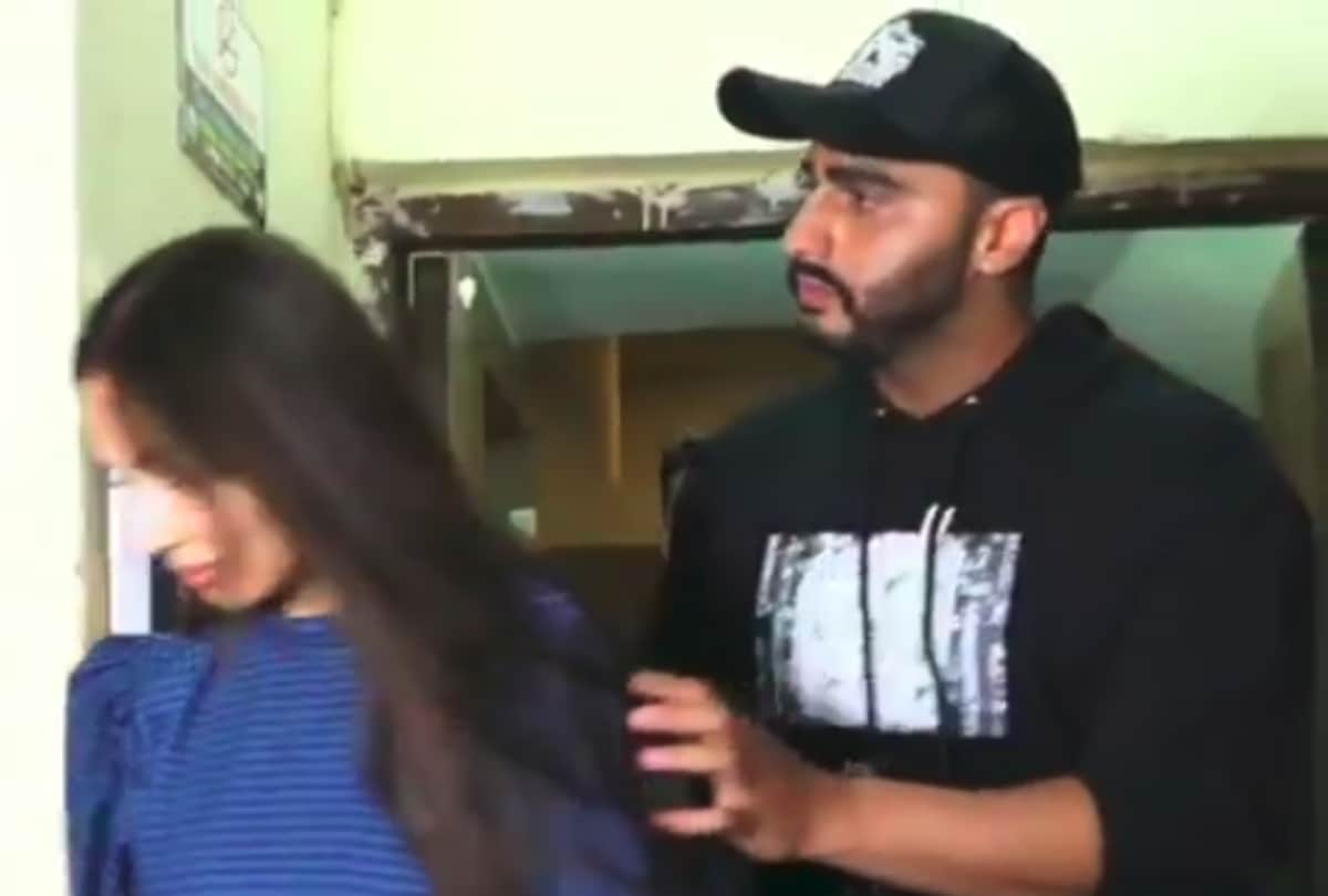 arjun kapoor protect to malaika arora during indias most wanted screening